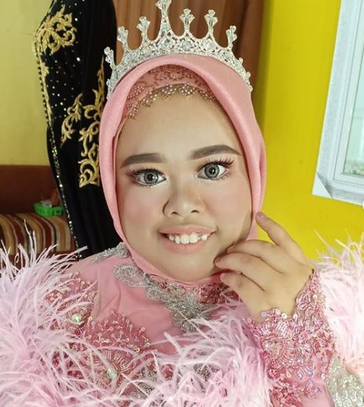 8 Gaya Kekeyi saat makeup tebal ini manglingi