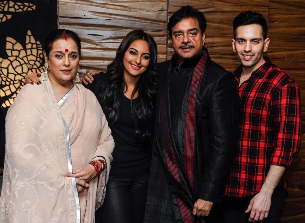 Jarang tersorot, ini 8 potret Sonakshi Sinha bareng keluarganya