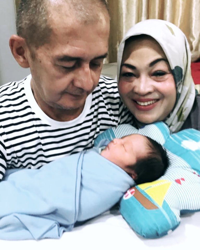 6 Potret ayah Paula momong Kiano, wajah bak pinang dibelah dua