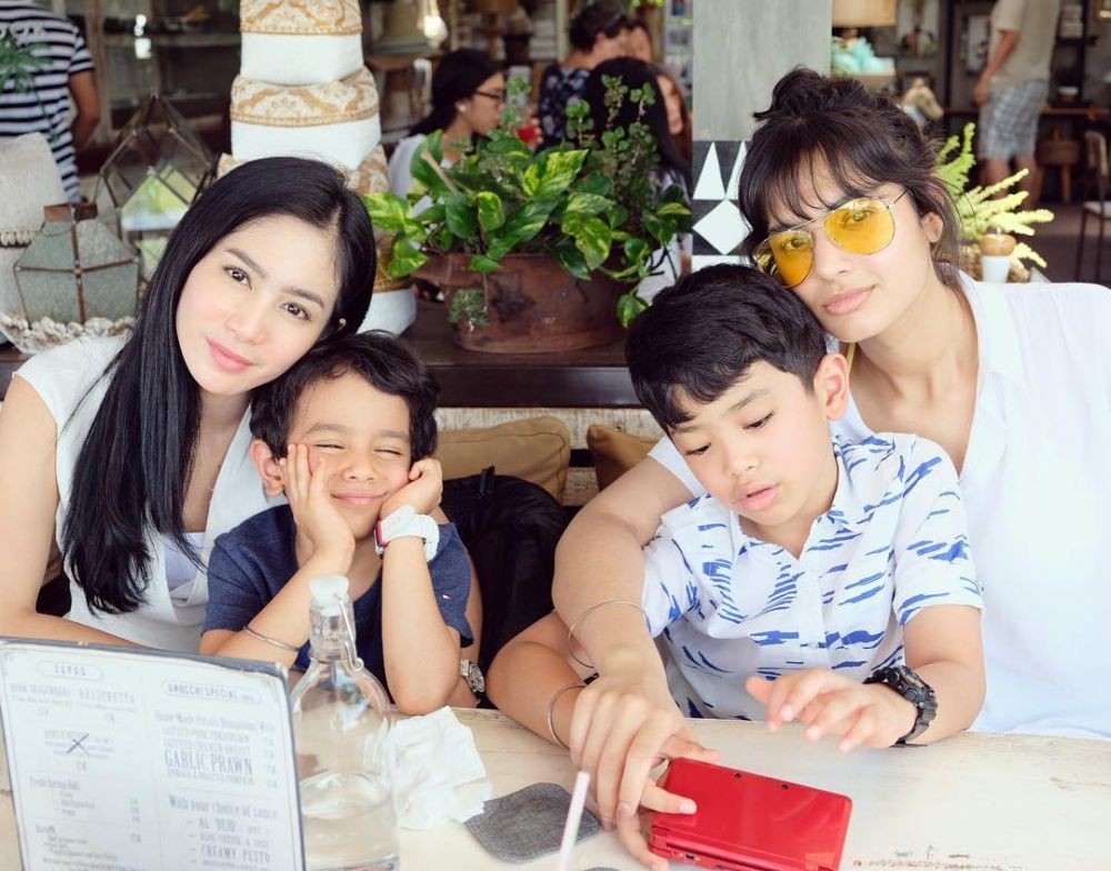 10 Pesinetron cantik ini dekat dengan anak tiri, penuh kasih sayang