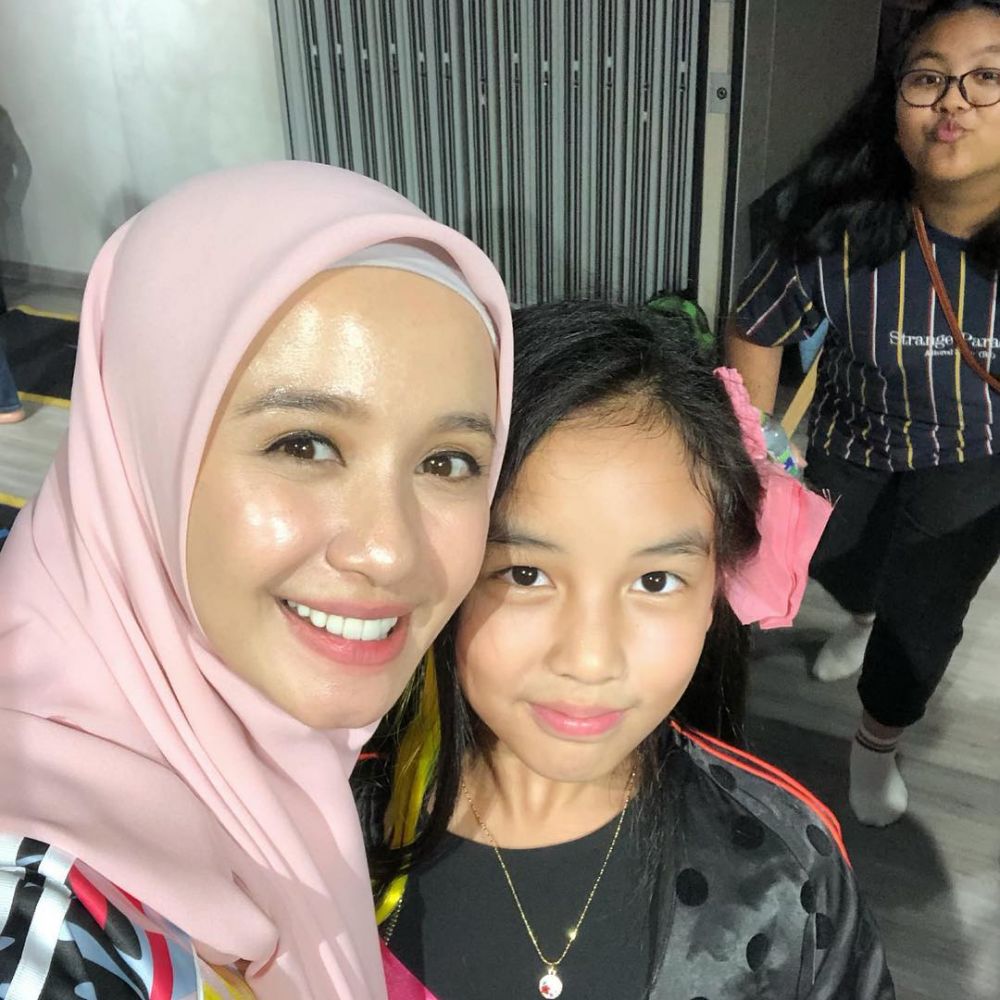 10 Pesinetron cantik ini dekat dengan anak tiri, penuh kasih sayang