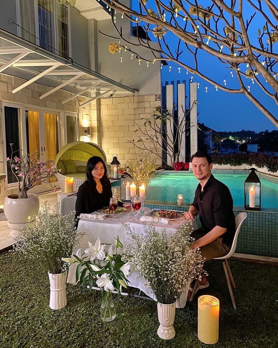 8 Momen Titi Kamal & Christian Sugiono dinner romantis di rumah