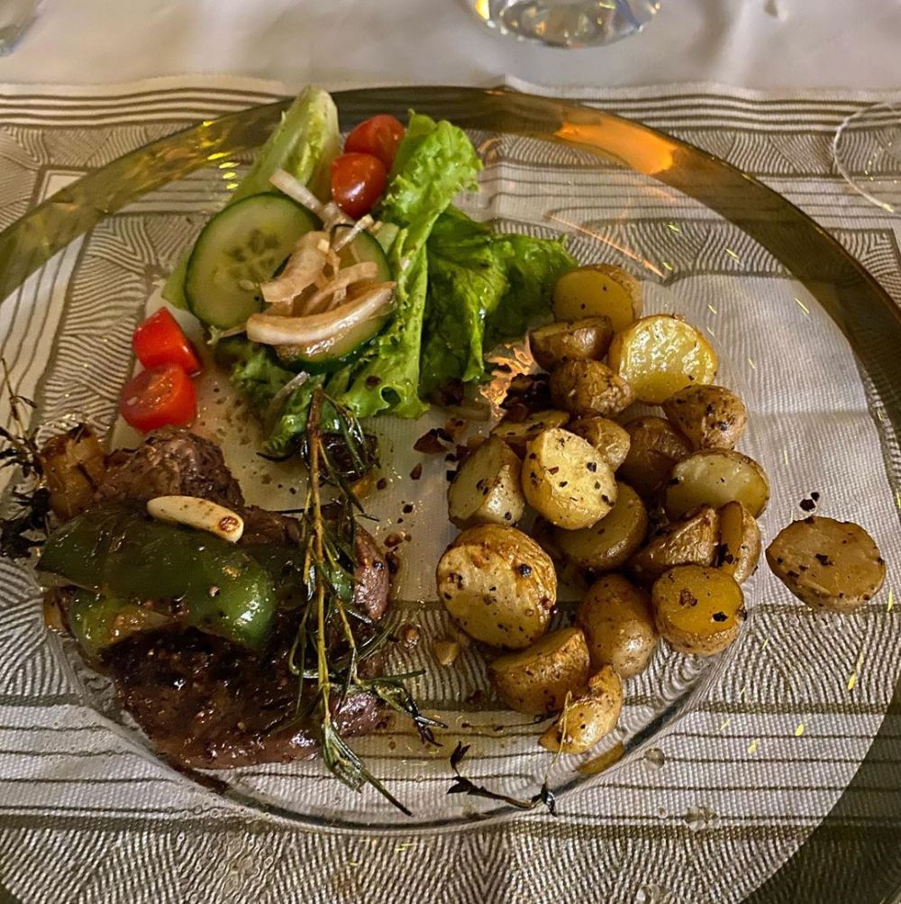 8 Momen Titi Kamal & Christian Sugiono dinner romantis di rumah