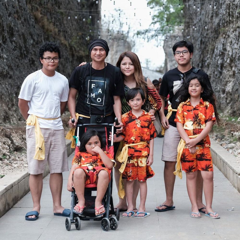 Jadi ayah sambung, 9 seleb ini dikenal penyayang & tak pilih kasih