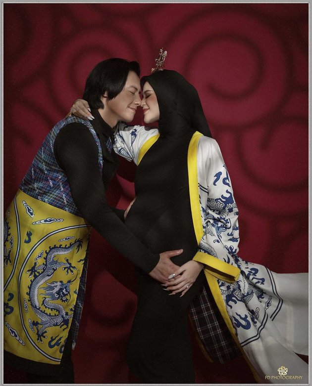 10 Potret maternity Cut Meyriska dan Roger bergaya oriental