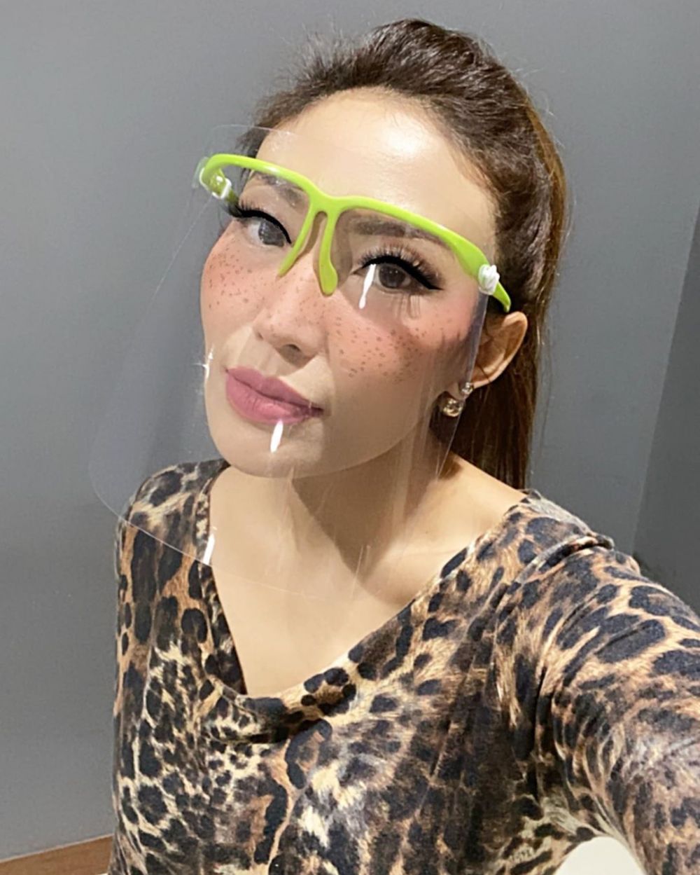 Gaya 10 seleb kenakan masker saat new normal ini tetap stylish