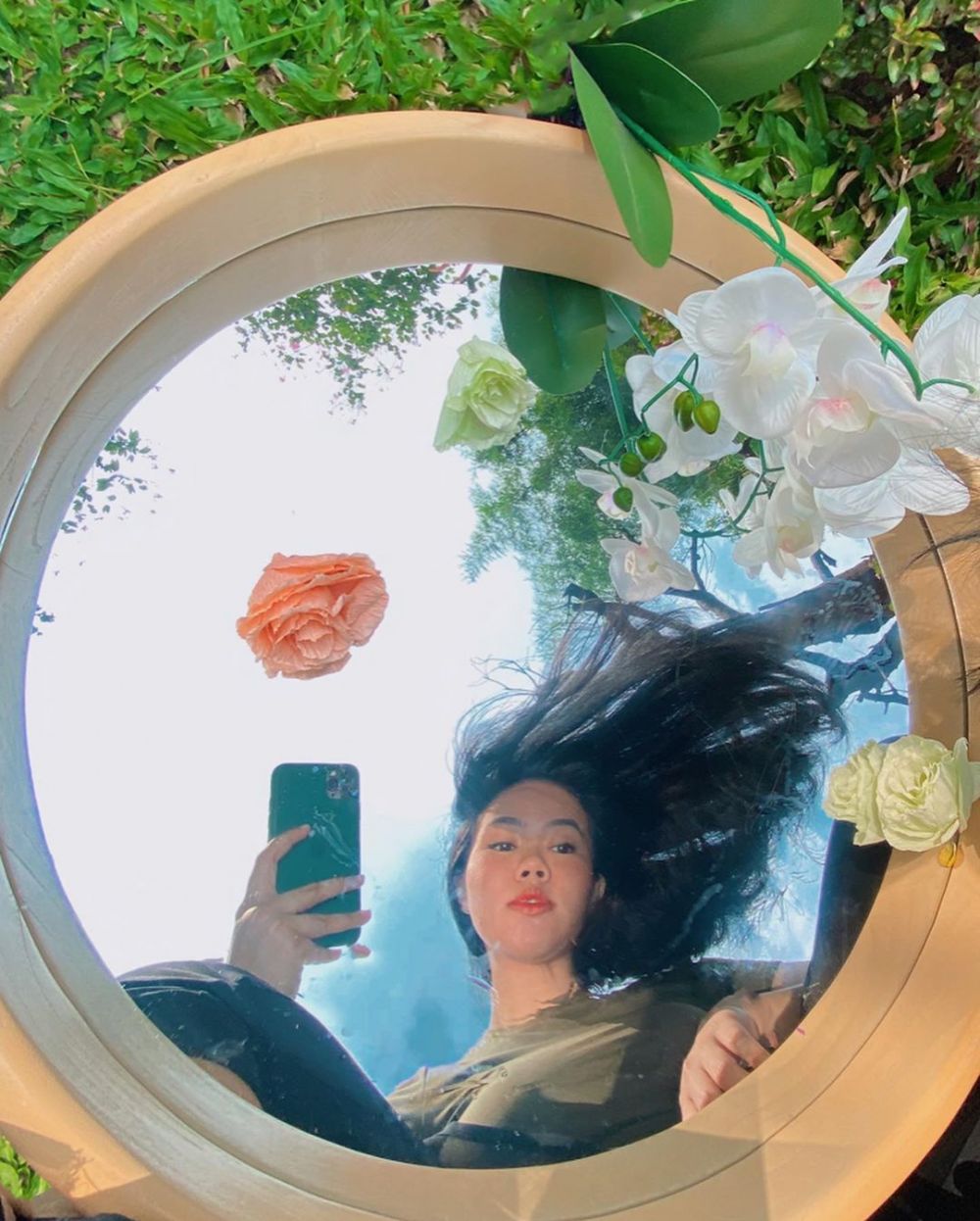 Pesona 7 seleb cantik saat outside mirror selfie, gayanya memukau