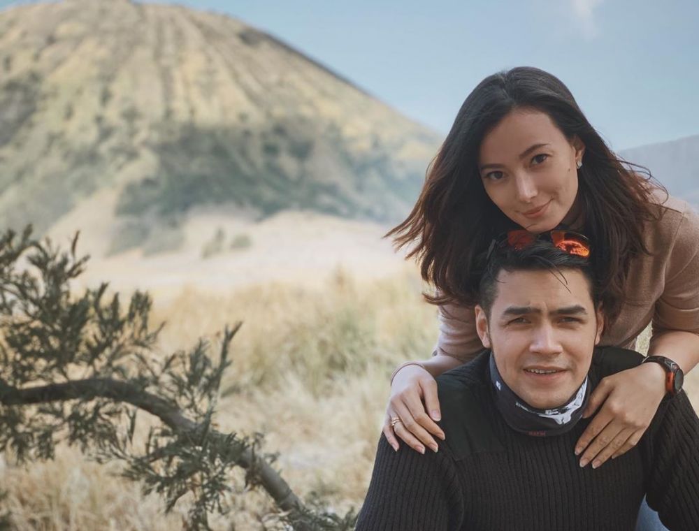 10 Momen mesra Asmirandah & Jonas Rivanno, 7 tahun menanti momongan