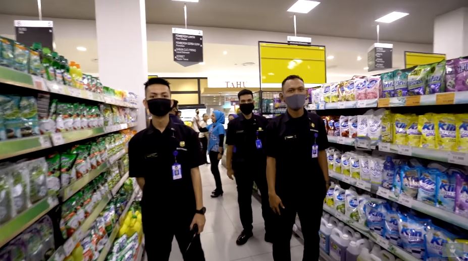 10 Potret Nikita Mirzani belanja, lari-larian & ditunggui security