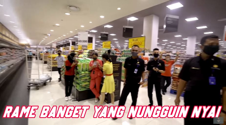 10 Potret Nikita Mirzani belanja, lari-larian & ditunggui security