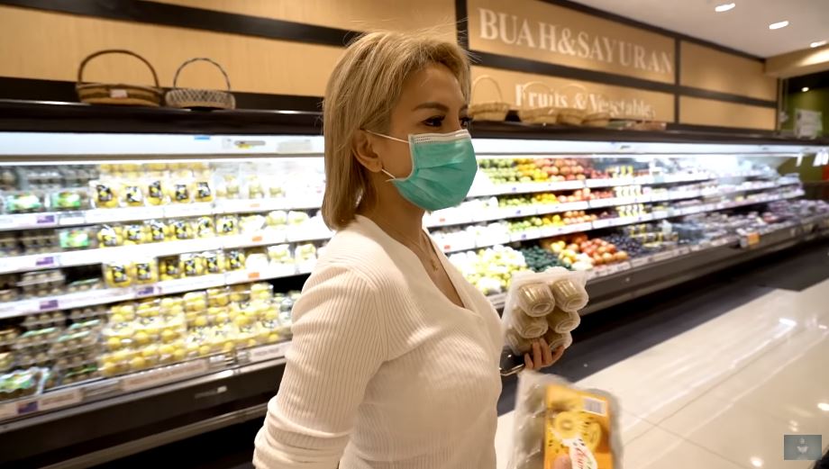 10 Potret Nikita Mirzani belanja, lari-larian & ditunggui security