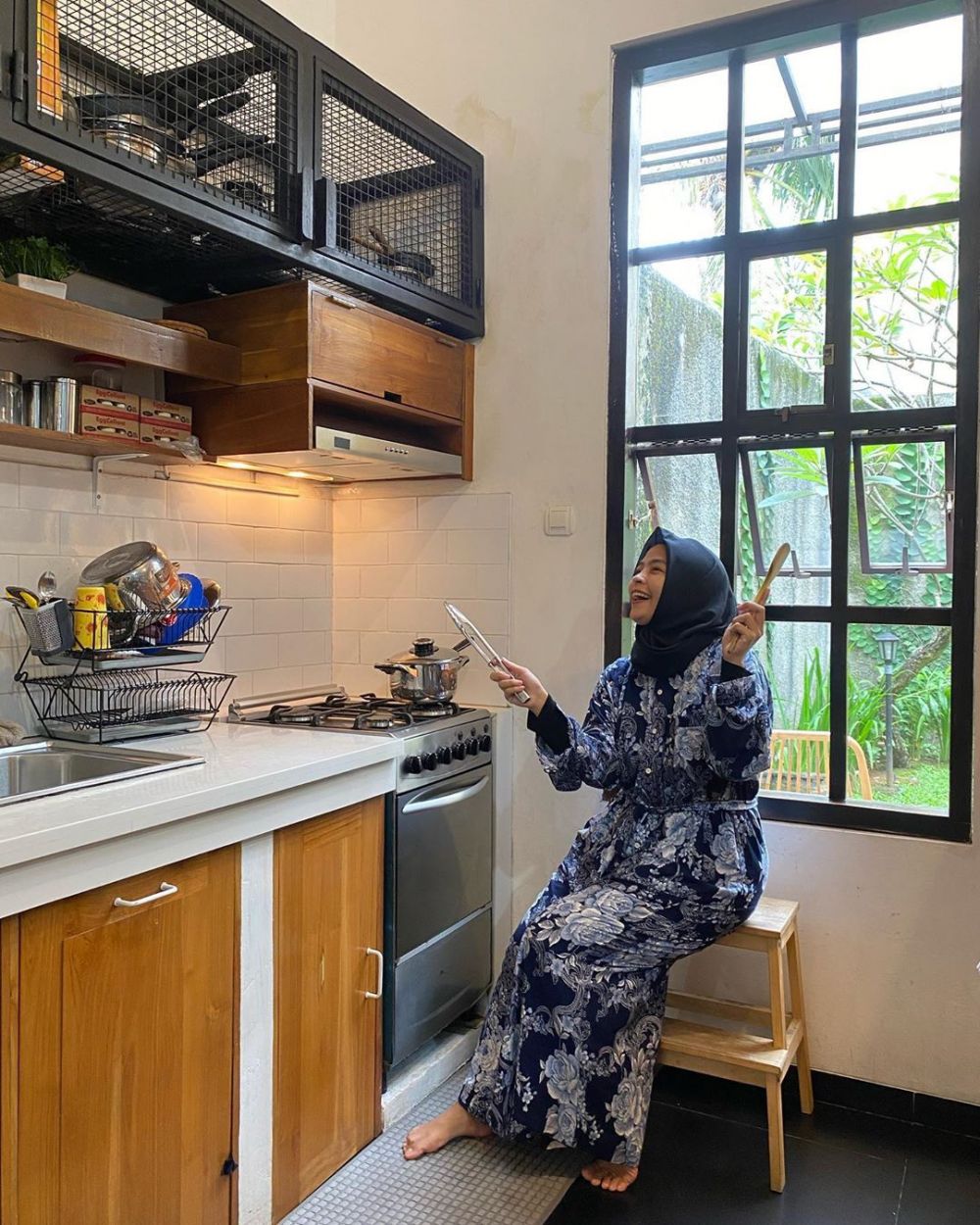 10 Penampakan dapur Tantri Kotak yang minimalis dengan nuansa kayu