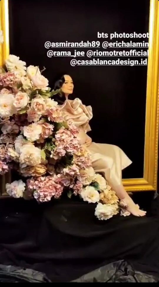 7 Potret maternity Asmirandah dan Jonas tema bunga, sweet abis