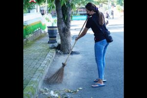Viral gadis cantik menyapu jalan, kisahnya bikin haru