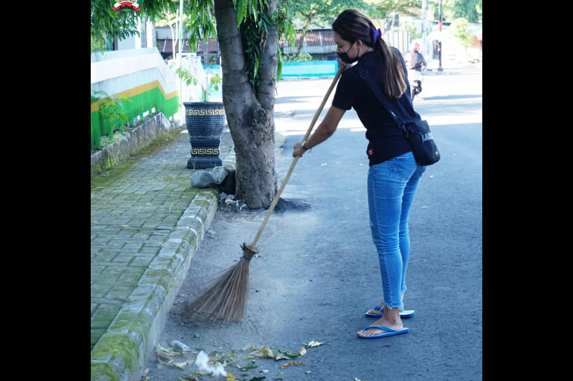 Viral gadis cantik menyapu jalan, kisahnya bikin haru