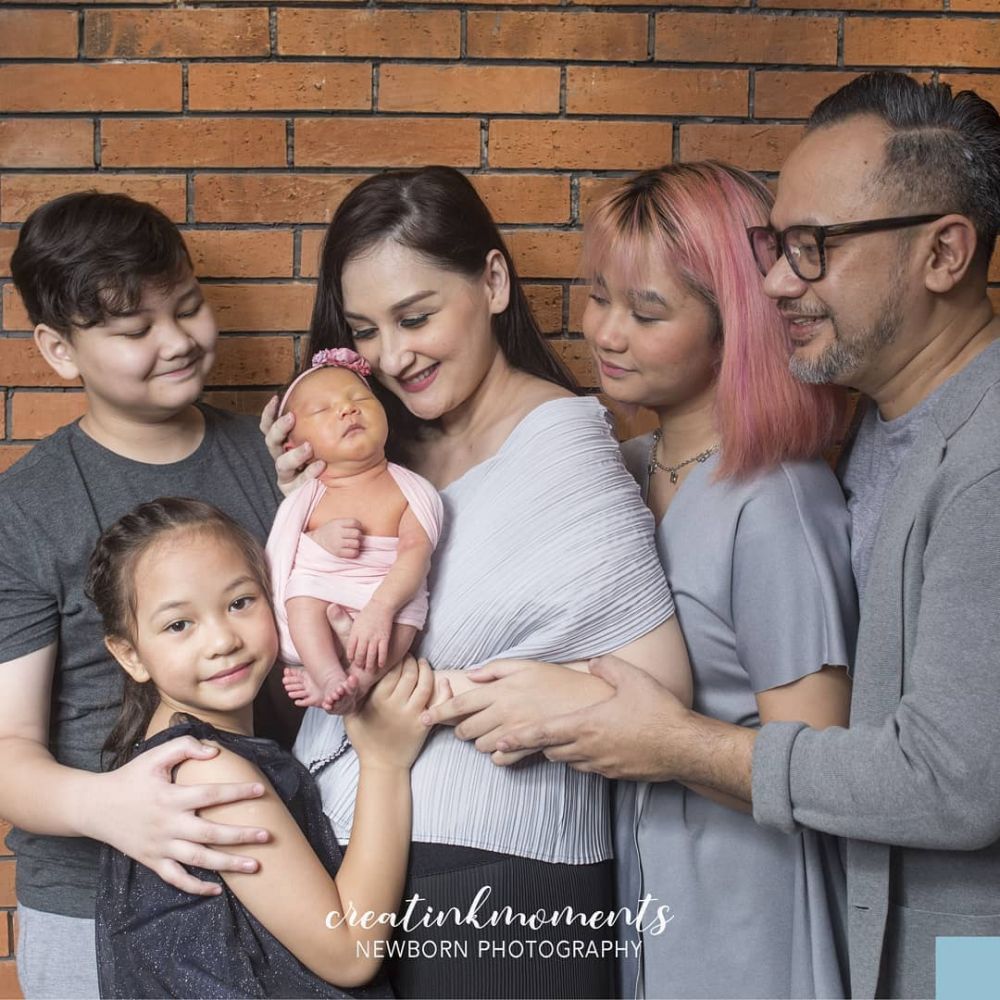 8 Potret newborn anak Mona Ratuliu & keluarga, simpel dan kasual