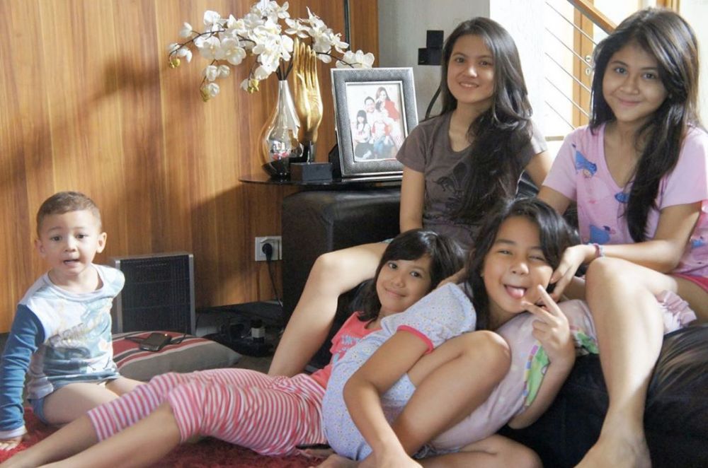 6 Potret persahabatan Marsha Aruan dan Kesha Ratuliu, dari usia belia