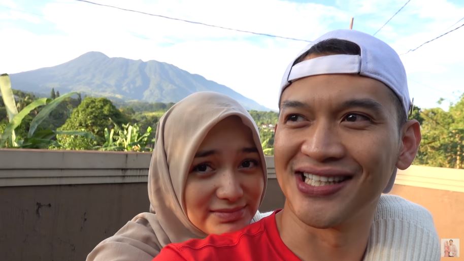 8 Potret Citra Kirana ngidam makan gorengan, belinya di Puncak