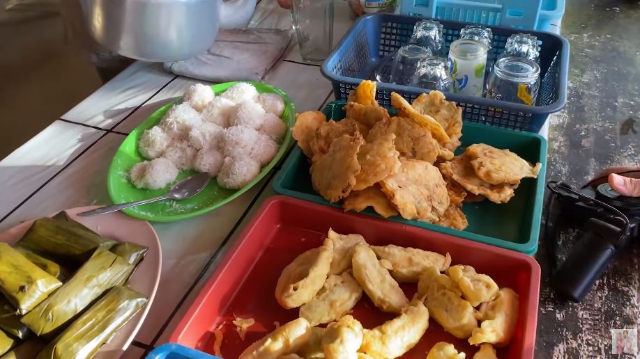 8 Potret Citra Kirana ngidam makan gorengan, belinya di Puncak