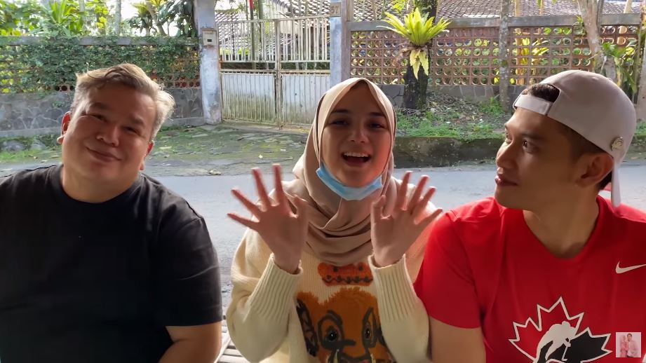 8 Potret Citra Kirana ngidam makan gorengan, belinya di Puncak