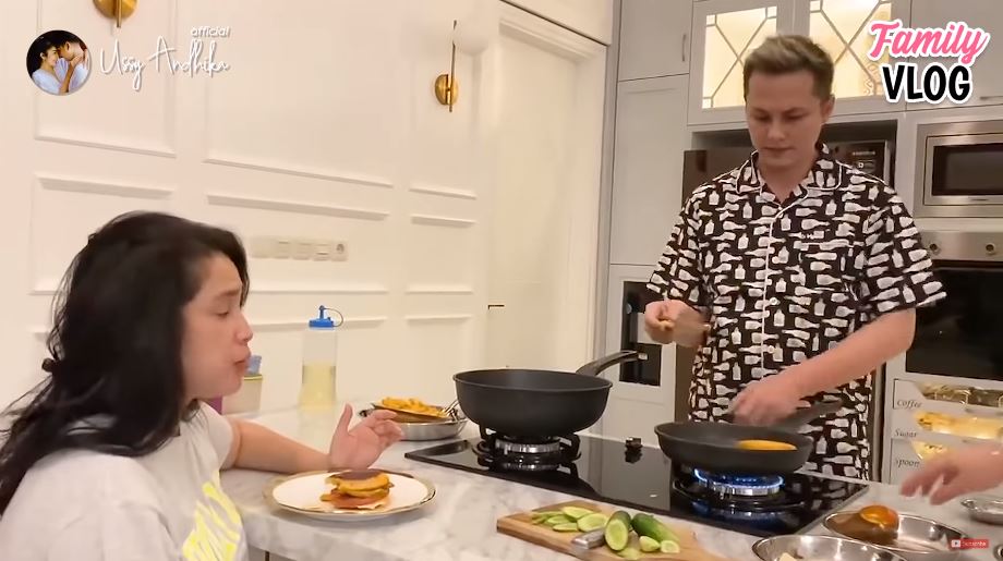Potret 5 seleb ganteng masak makanan untuk istri, so sweet abis