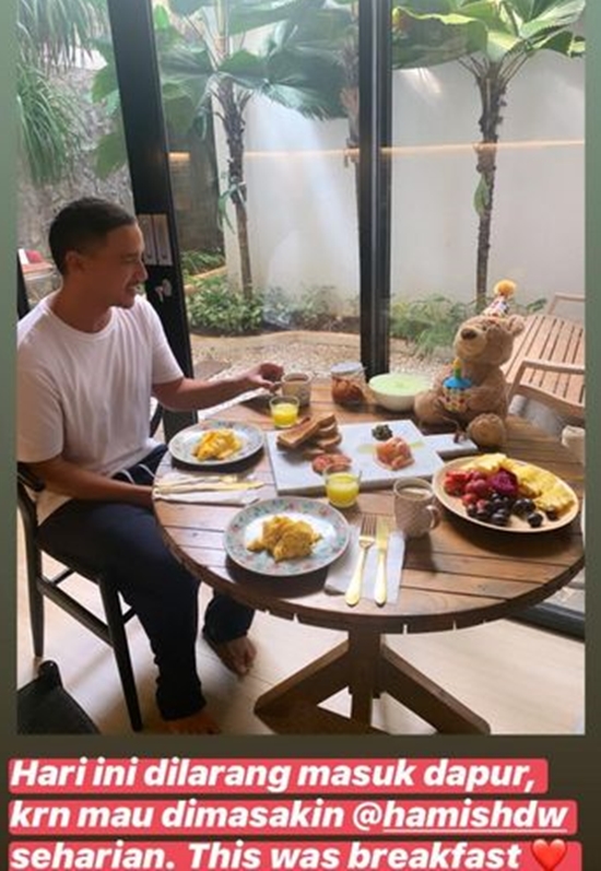 Potret 5 seleb ganteng masak makanan untuk istri, so sweet abis