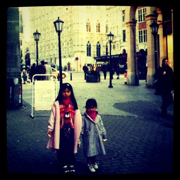 8 Potret masa kecil Isyana Sarasvati dan kakak, kompak ...