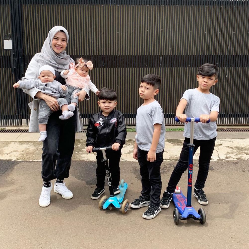 8 Potret kompak Ratna Galih dan kelima anaknya, gemes!