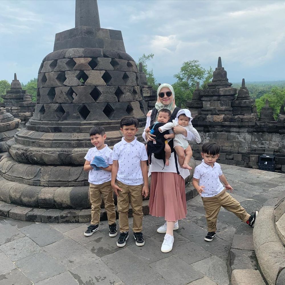 8 Potret kompak Ratna Galih dan kelima anaknya, gemes!