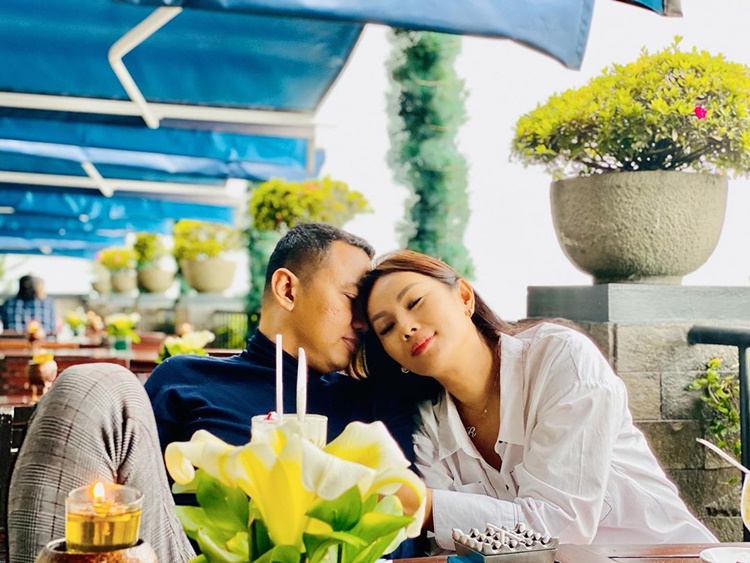 Hapus foto pasangan, ini 8 potret mesra Kalina Ocktaranny & suami