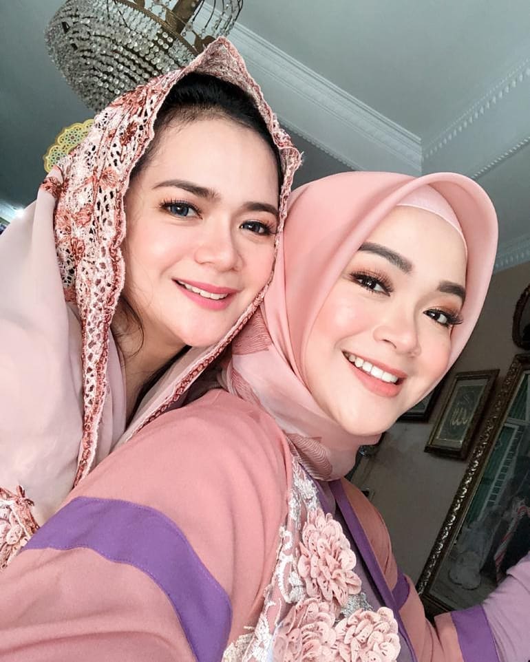 10 Potret manis Shezy dan Sheza Idris, sibling goals abis