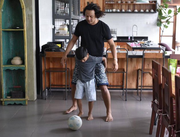 Potret dapur 6 seleb ini bernuansa kayu, bikin betah masak