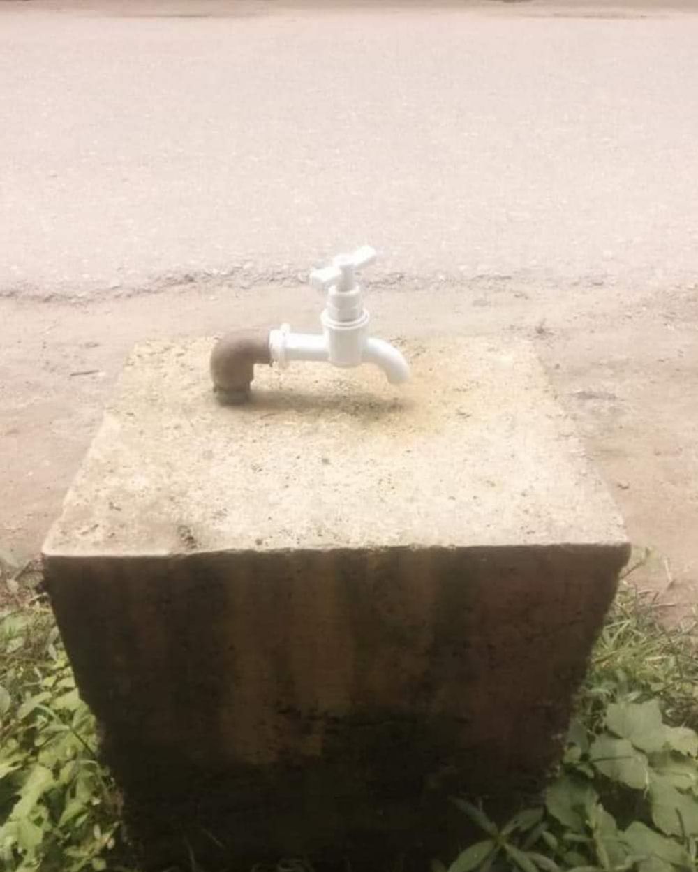 10 Potret absurd orang bikin bangunan nggak berguna ini kocak abis