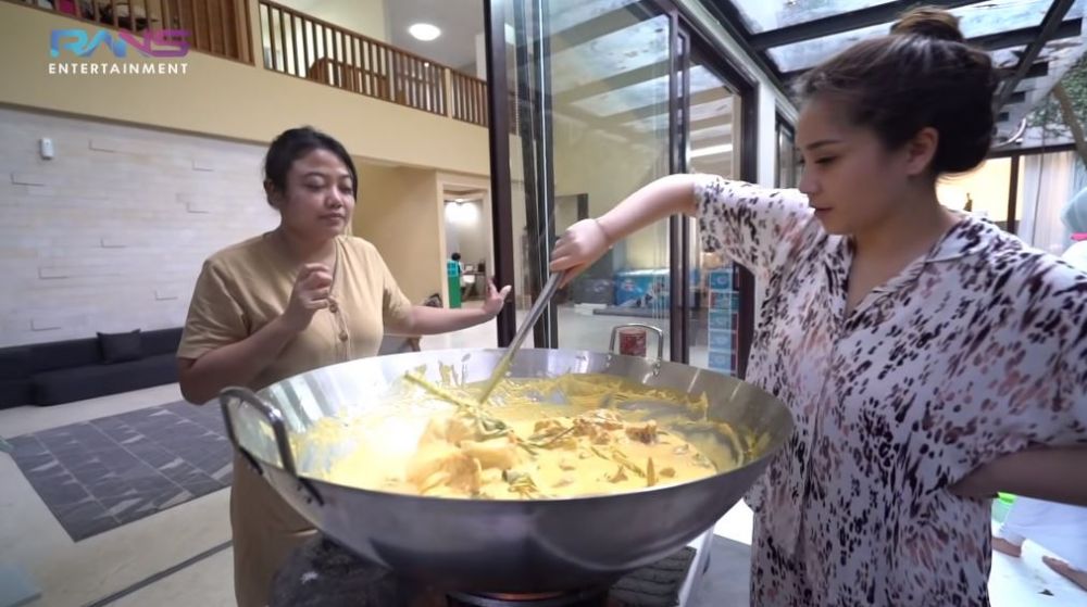 Berbagi dengan sesama, ini 10 momen Nagita masak ratusan porsi