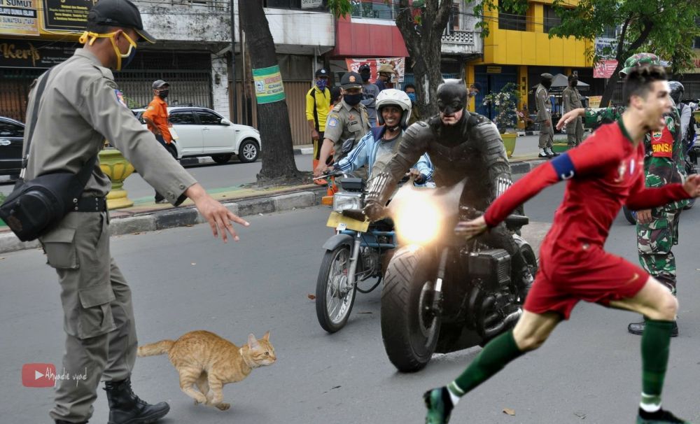 10 Editan foto Cristiano Ronaldo dikejar kucing ini nyeleneh abis