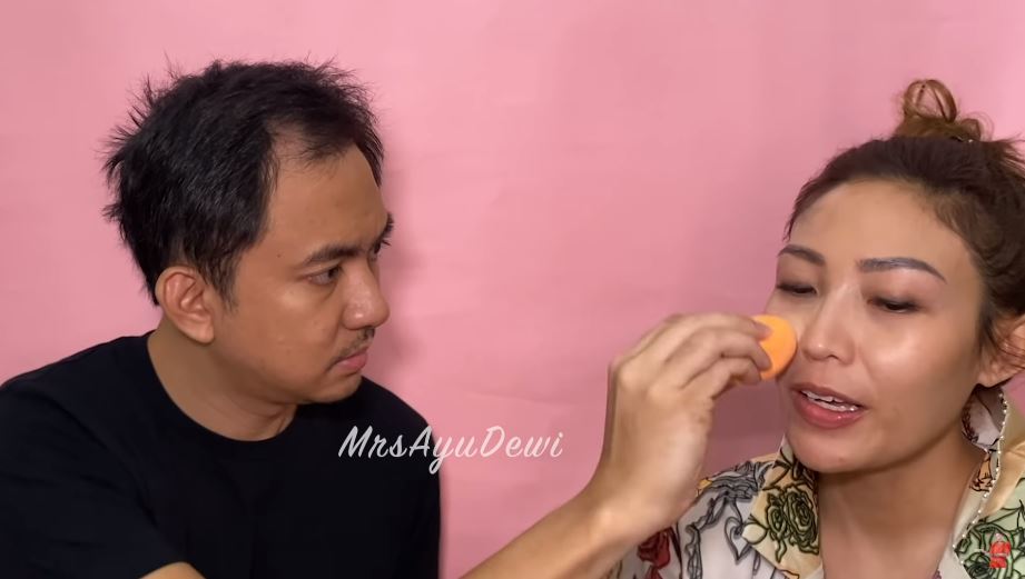 10 Potret wajah Ayu Dewi dirias suami, alisnya bikin takjub
