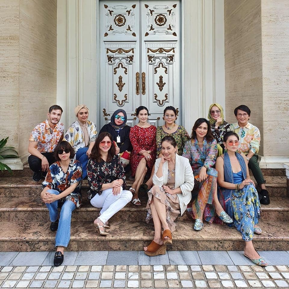 9 Potret arisan geng Mayangsari saat new normal, gayanya cetar