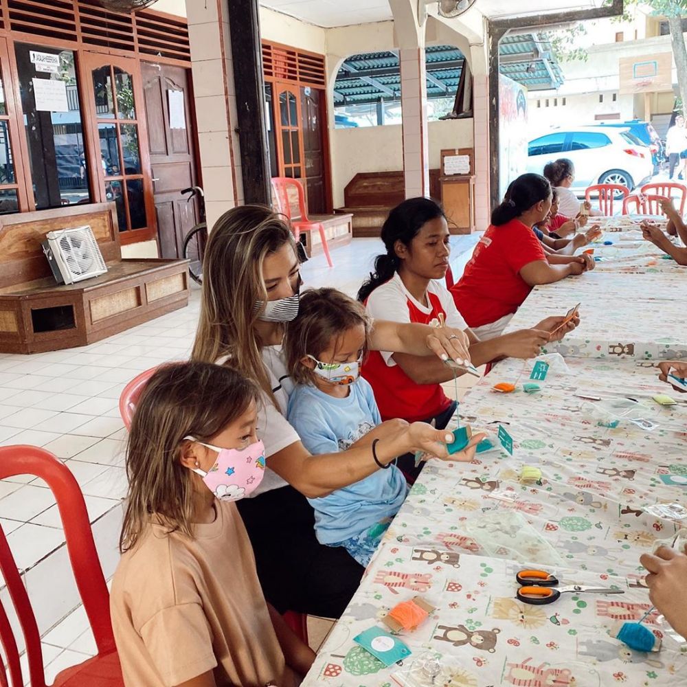 6 Momen Irfan Bachdim & istri bantu warga terdampak corona, inspiratif