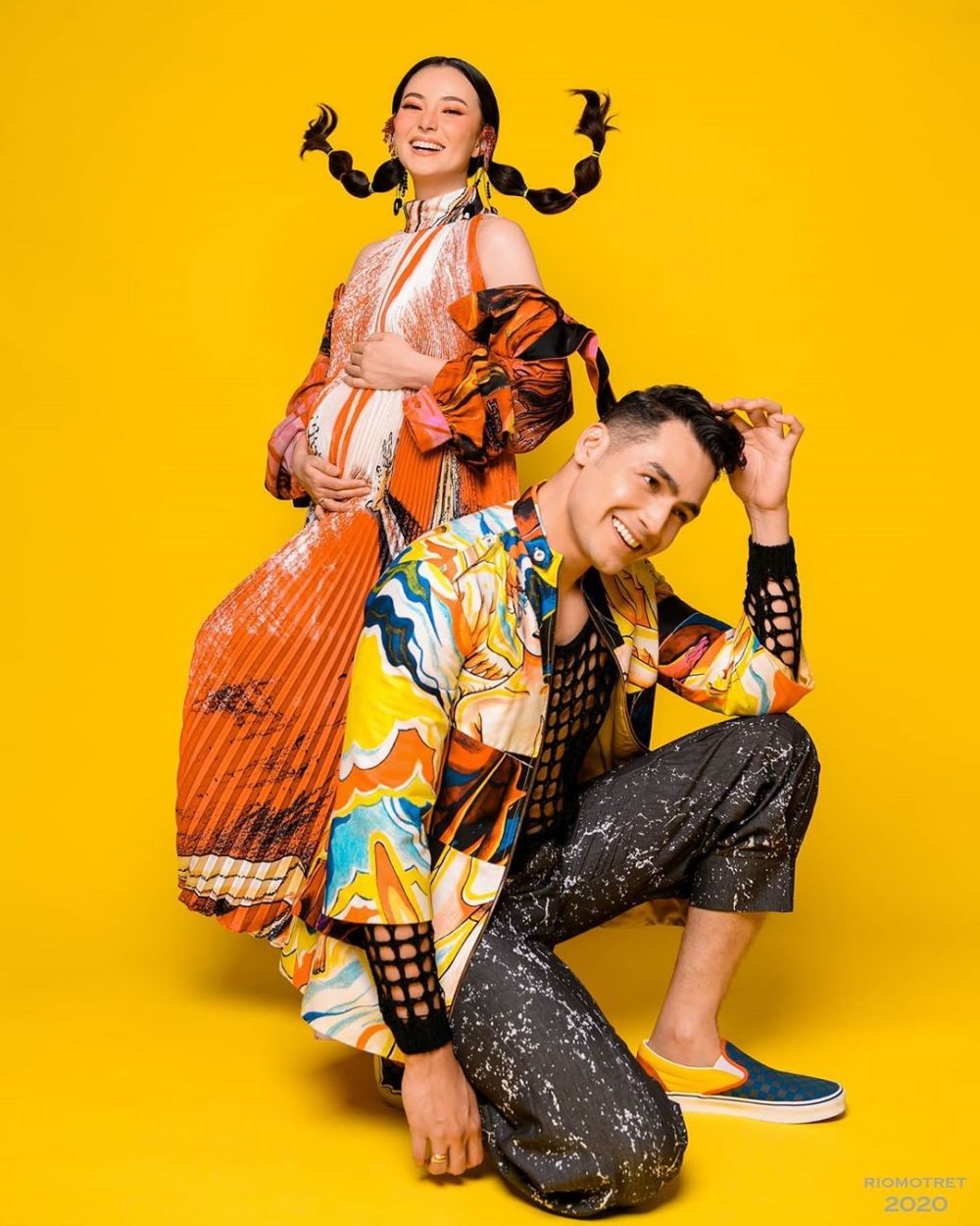 6 Potret maternity Asmirandah & Jonas Rivanno, bertema colorful