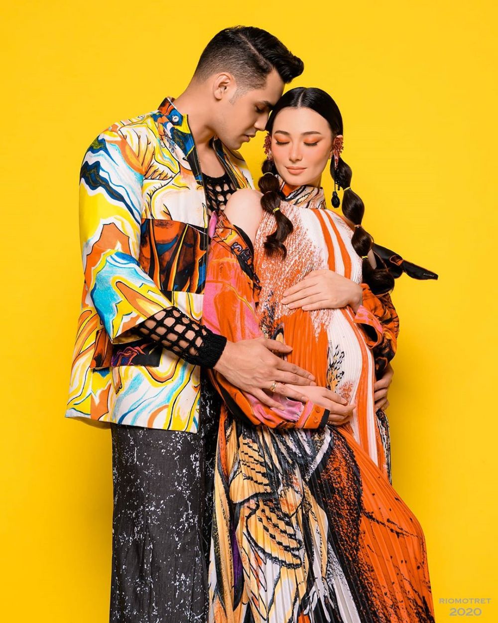 6 Potret maternity Asmirandah & Jonas Rivanno, bertema colorful