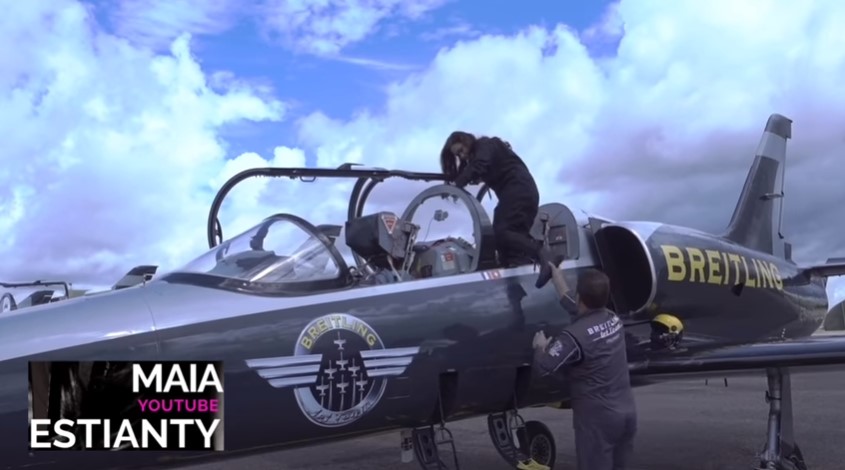 10 Potret Maia Estianty naik jet tempur di Perancis, seru banget