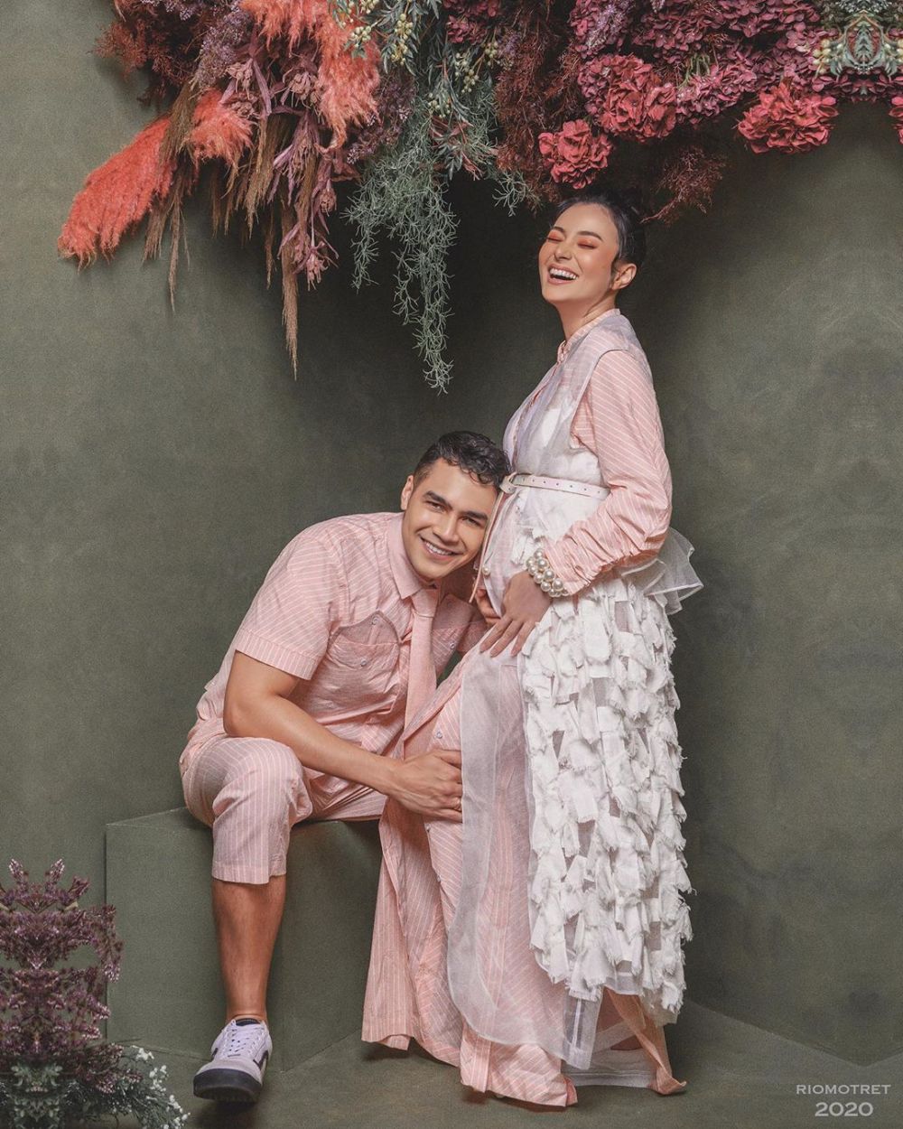 5 Beda gaya pemotretan maternity Asmirandah, bukti makin glowing