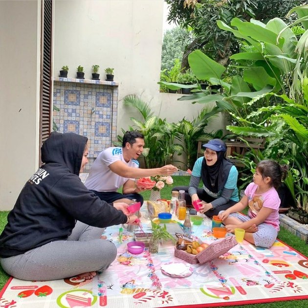 13 Potret rumah Adrian Maulana & Dessy Ilsanty, asri dan Instagramable