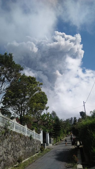 10 Potret detik-detik erupsi Merapi, tinggi kolom capai 6.000 meter