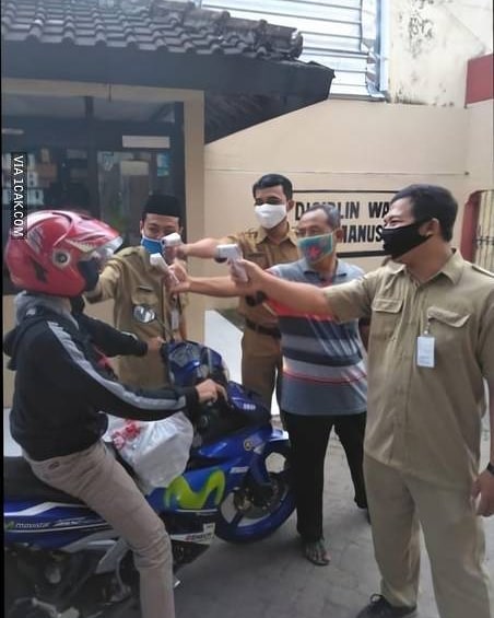 8 Aksi kocak saat cek suhu ini bikin kamu geleng kepala