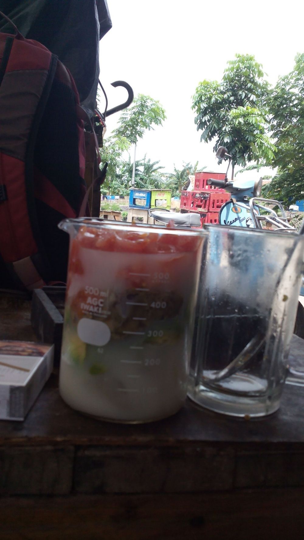 8 Kelakuan lucu cara berbagi makanan biar adil, pernah ngerasain?