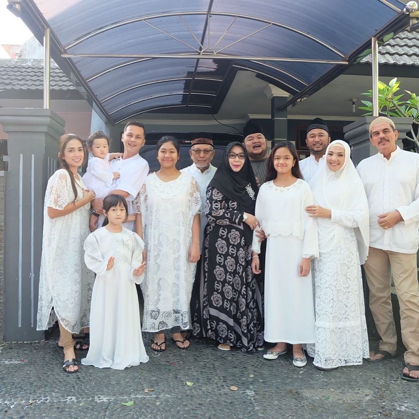 Jarang terekspos, ini 8 potret Ussy Sulistyawati dan ibunya