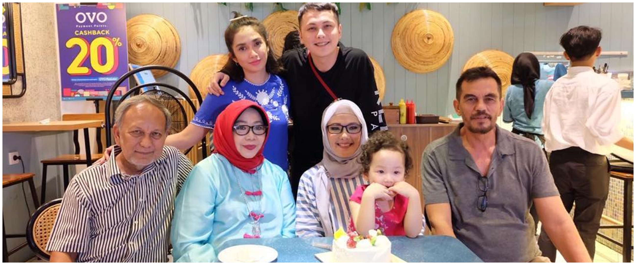 Jarang terekspos, ini 8 potret Ussy Sulistyawati dan ibunya