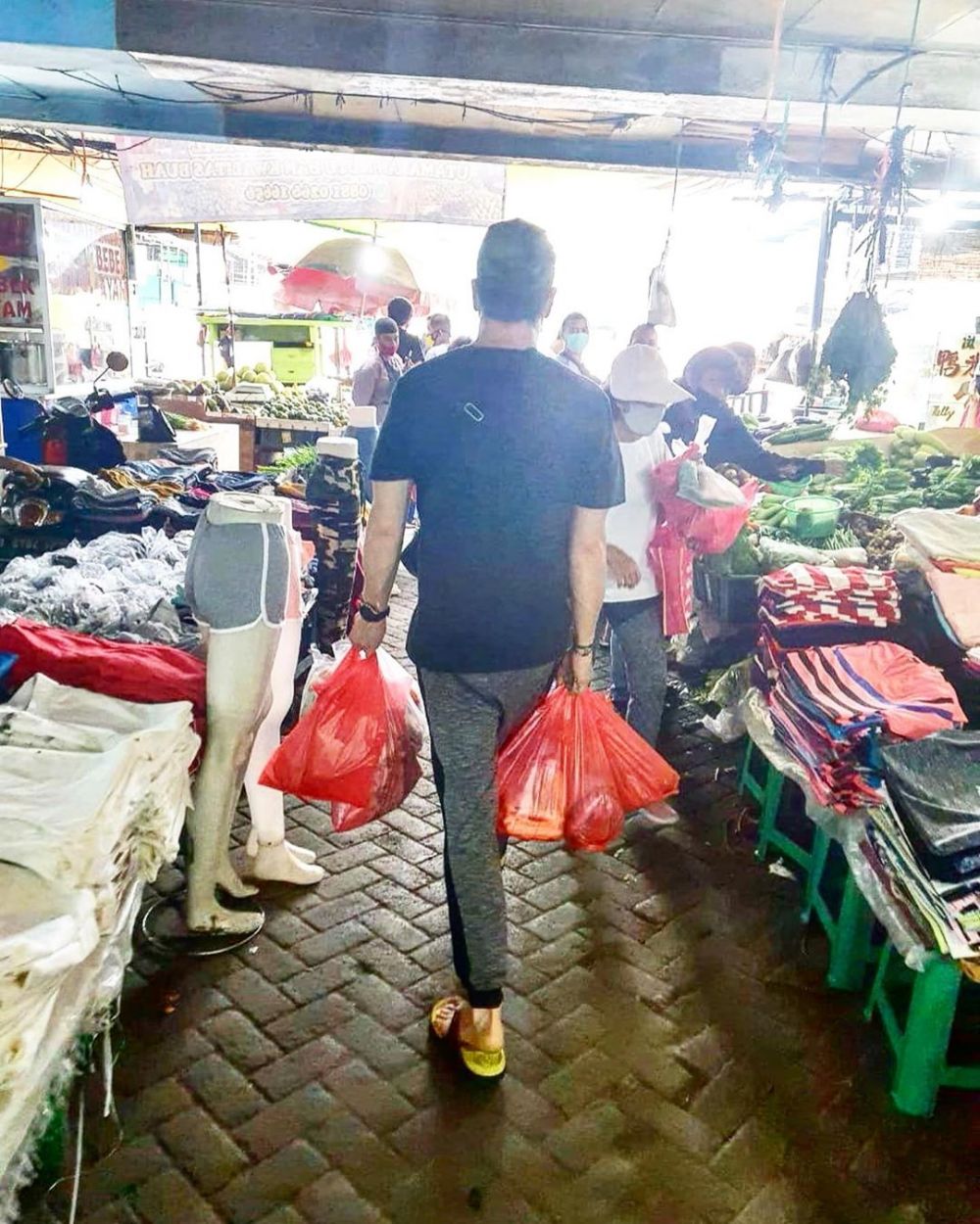 Momen 10 seleb ganteng belanja ke pasar, idaman banget