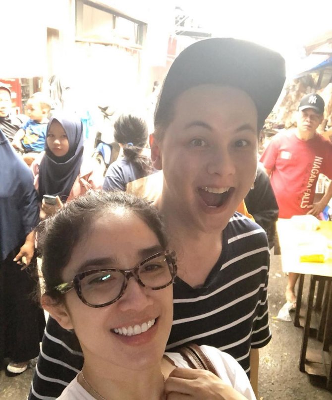 Momen 10 seleb ganteng belanja ke pasar, idaman banget